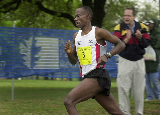 Runner Gilbert Tuhabonye, Bib #3, turns the corner of First Street and Riverside Drive on his way to the first place finish of the Austin American-Statesman Capitol 10,000 on Sunday, April 7, 2002. It was the Capitol 10K's 25th Anniversary. [Rodolfo Gonzalez/American-Statesman]